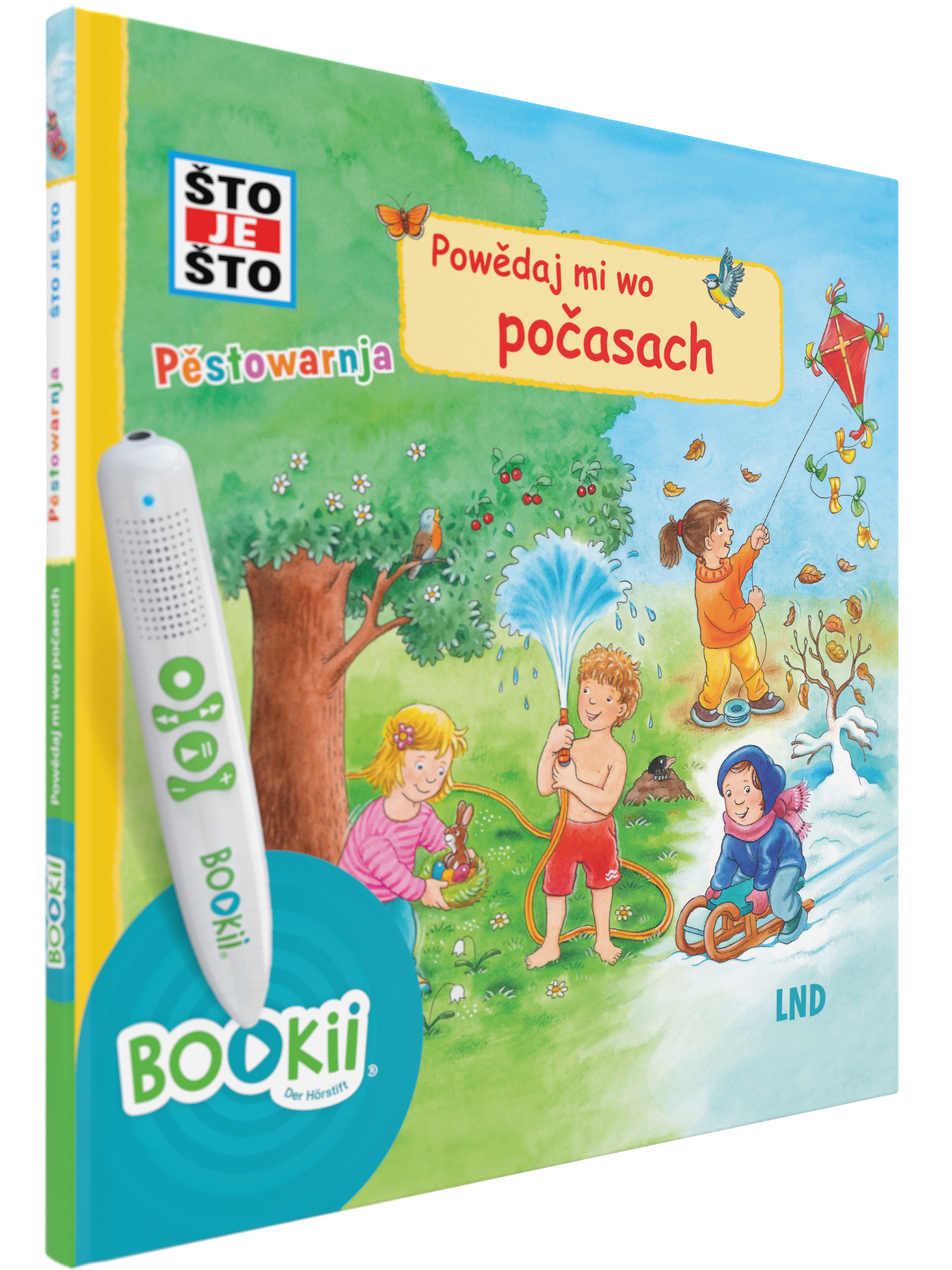 4 Kinder spielen, einer in Badehosen mit Wasser, einer fährt Schlitten, ein Kind spiel mit einem Darchen und ein anderes sucht Ostereier. Im hintergrung steht ein Baum.