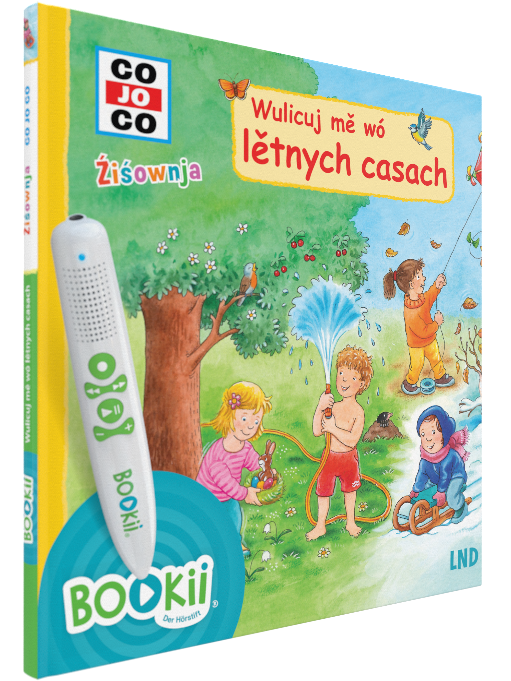 4 Kinder spielen, einer in Badehosen mit Wasser, einer fährt Schlitten, ein Kind spiel mit einem Darchen und ein anderes sucht Ostereier. Im hintergrung steht ein Baum.